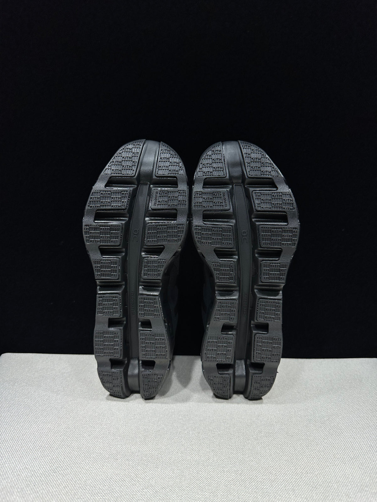 ON - KITH K TECH 1 TRIPLE BLACK