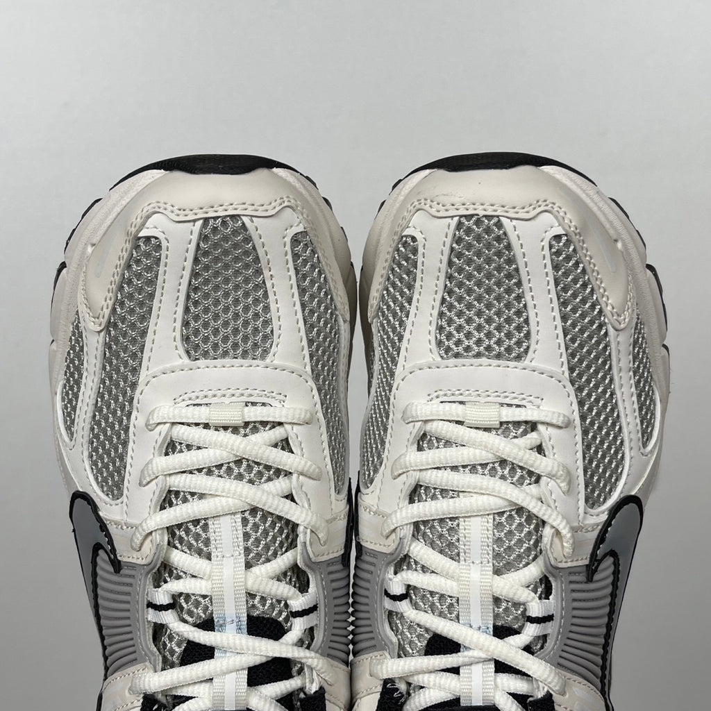 NIKE AIR ZOOM VOMERO 5 Phantom / Metallic Platinum – Light Iron Ore