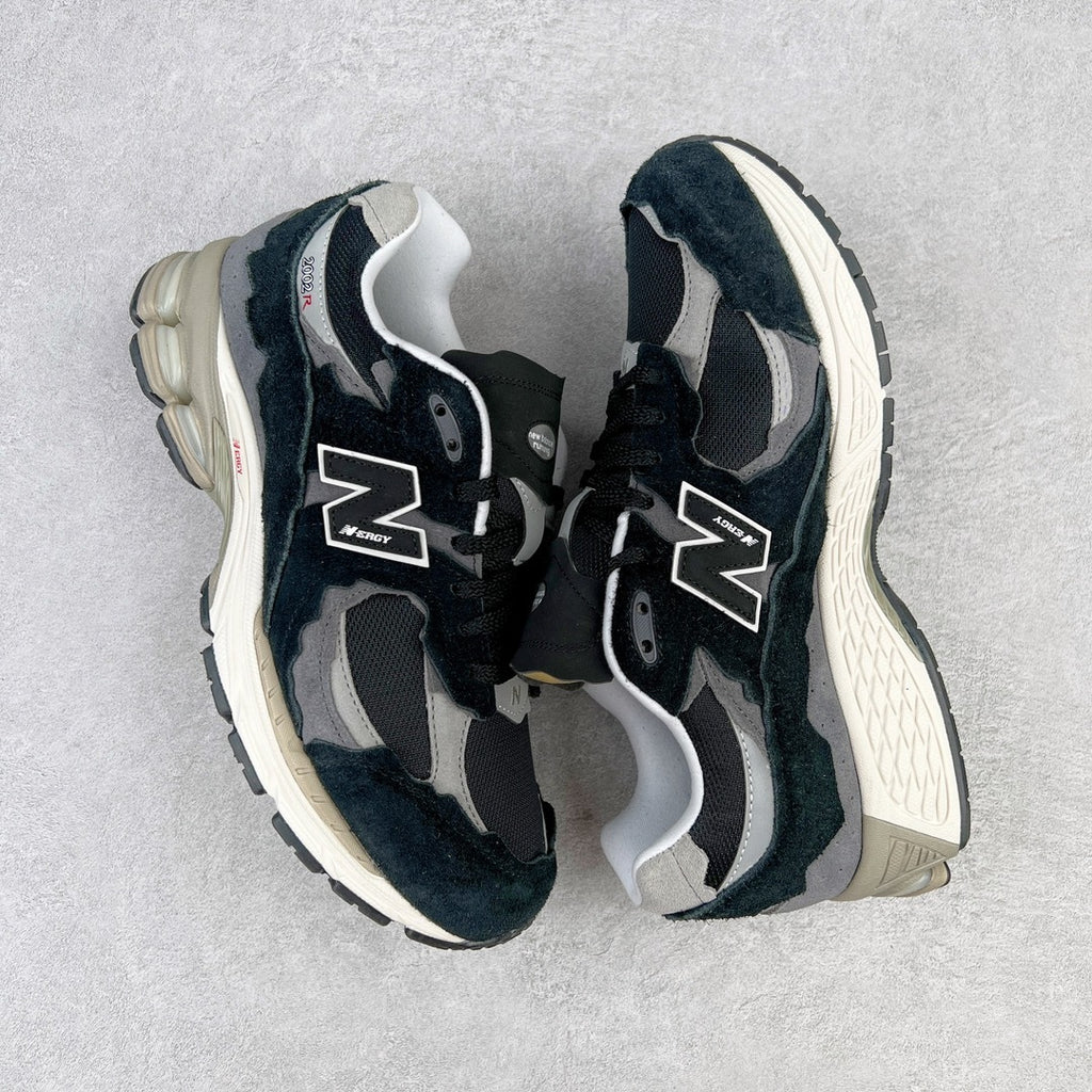 NEW BALANCE 2002R "Protection Pack" in Black/Grey