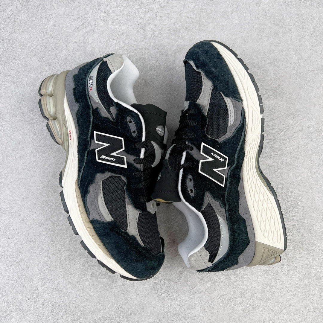NEW BALANCE 2002R "Protection Pack" in Black/Grey