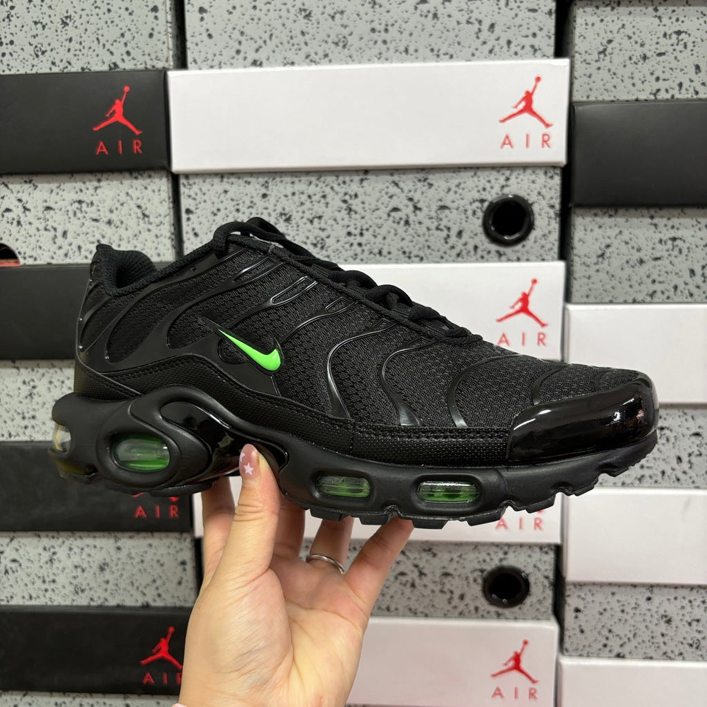 NIKE AIR MAX PLUS Black Green Strike