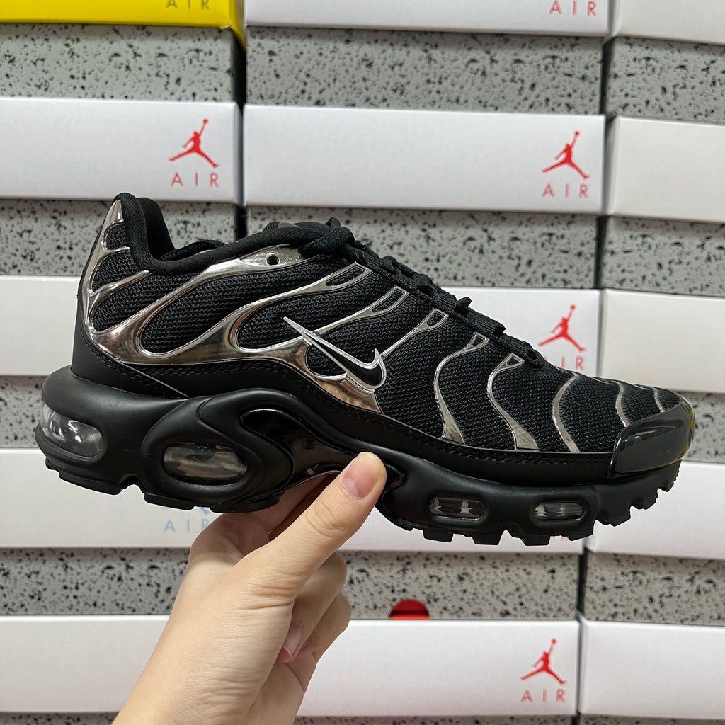 NIKE AIR MAX PLUS Black Chrome