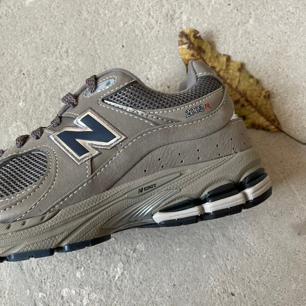 NEW BALANCE 2002R Light Grey