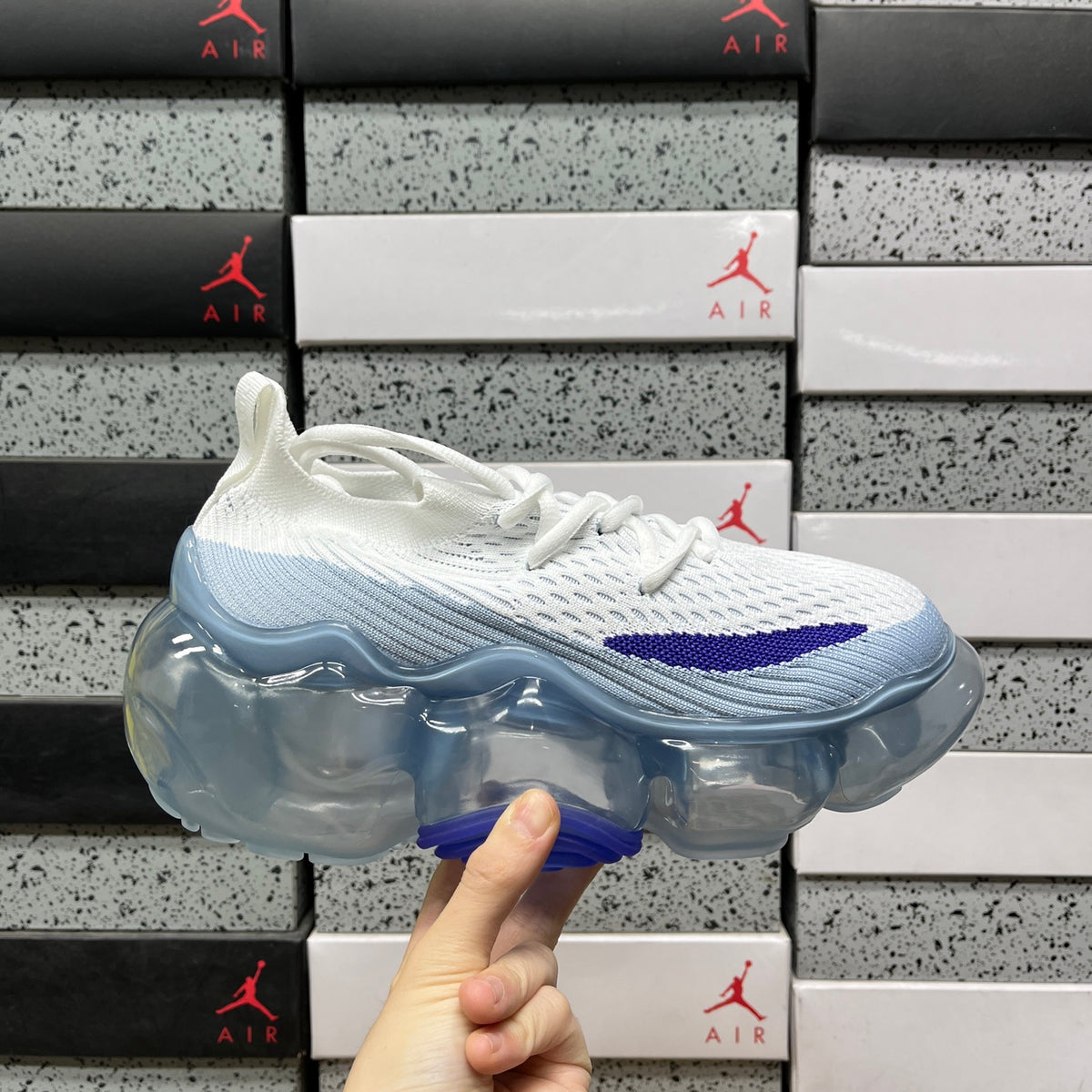 GROUND MOOPIE white and ice gray