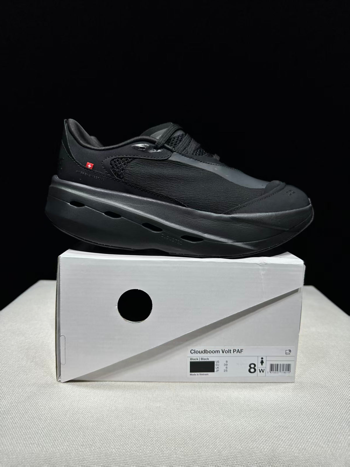 ON - CLOUDBOOM VOLT ALL BLACK