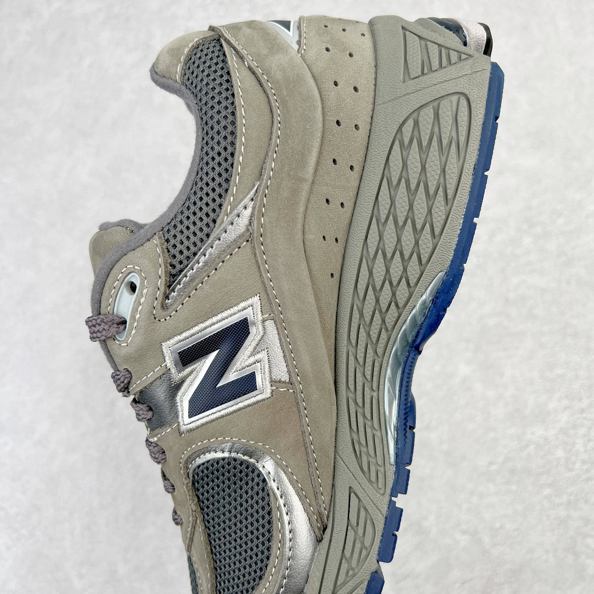NEW BALANCE 2002R Light Grey / Castlerock