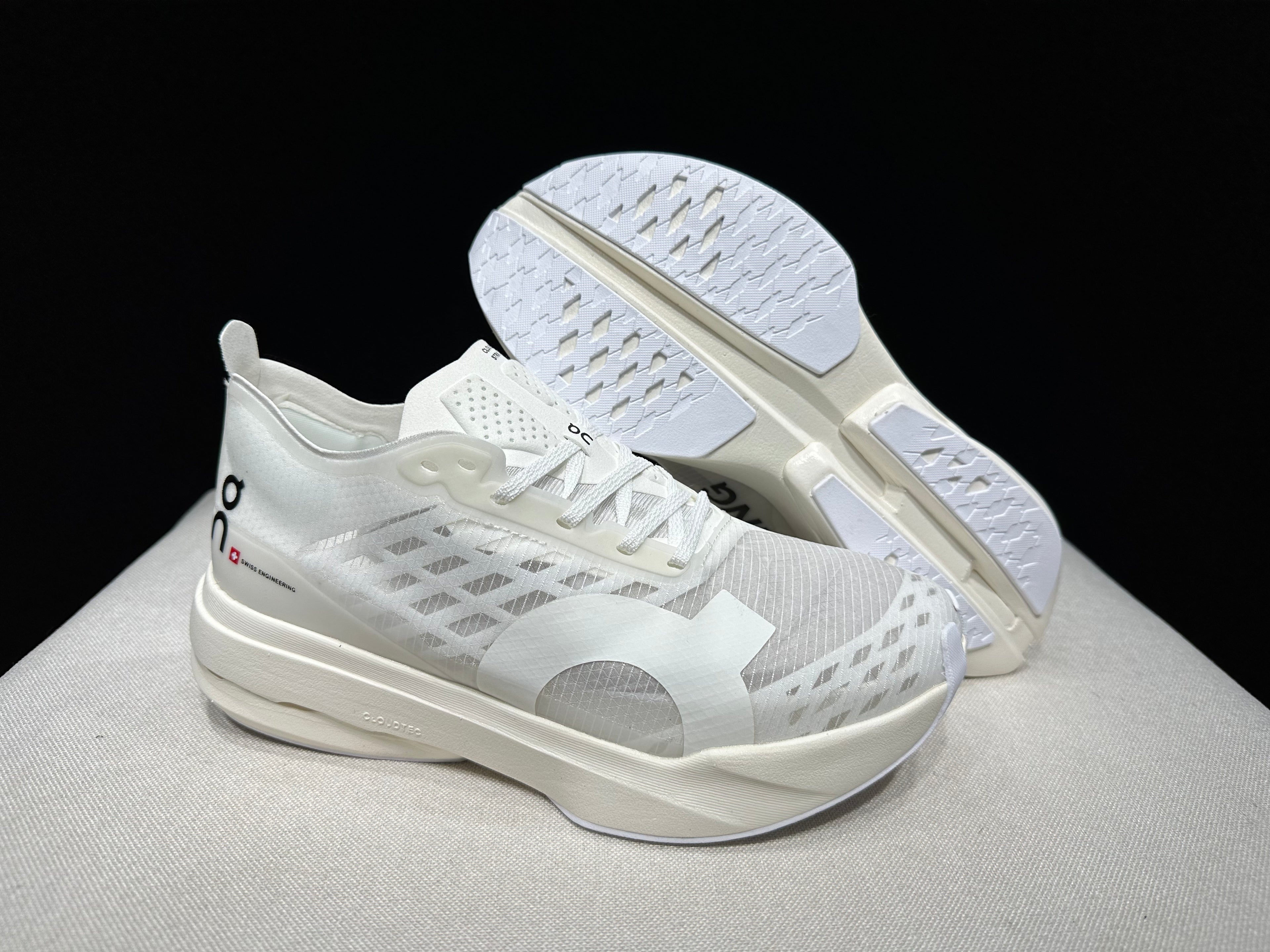 ON - Cloudboom Strike 'White | White'