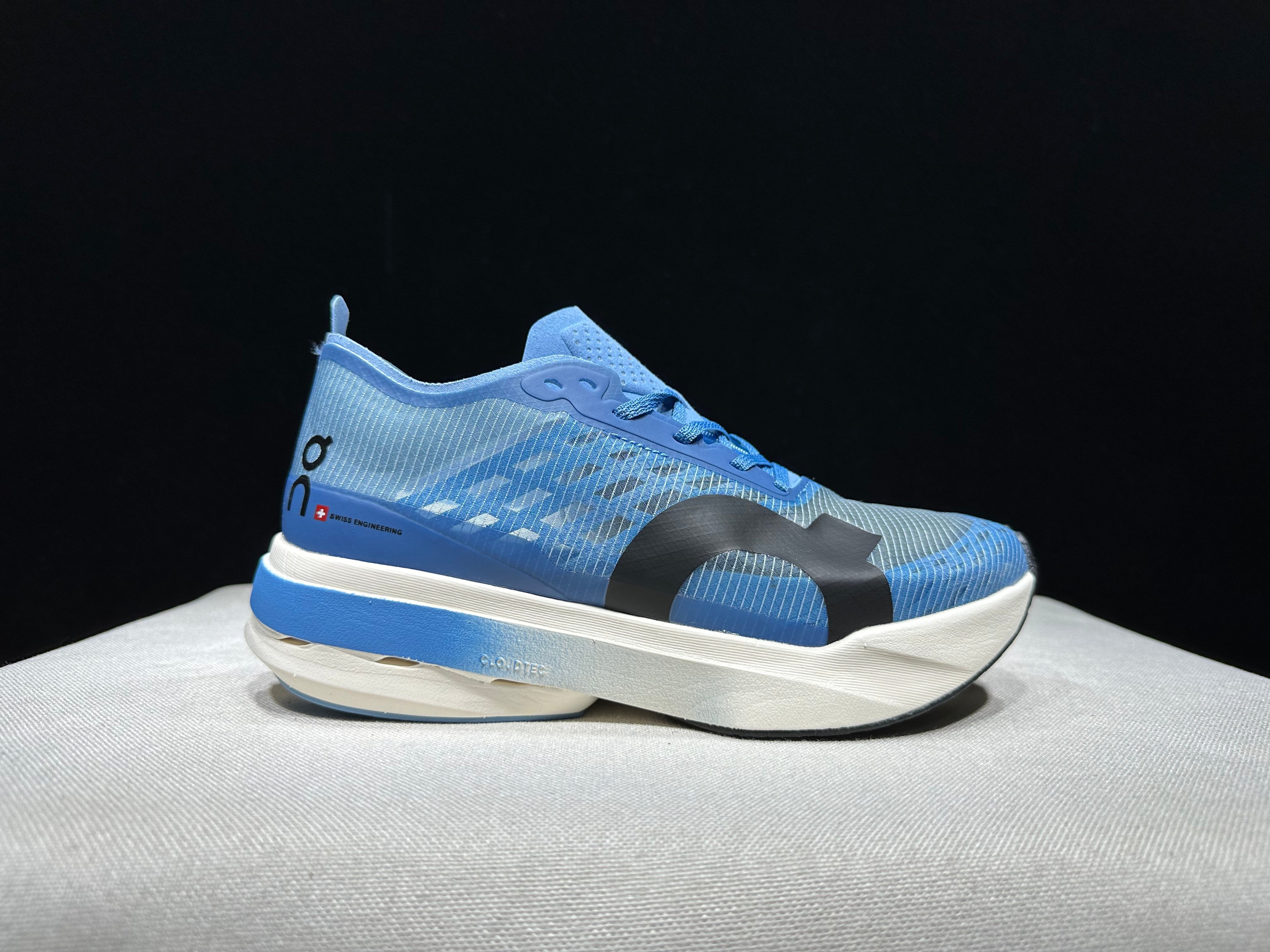 ON - Cloudboom Strike 'White | Blue'