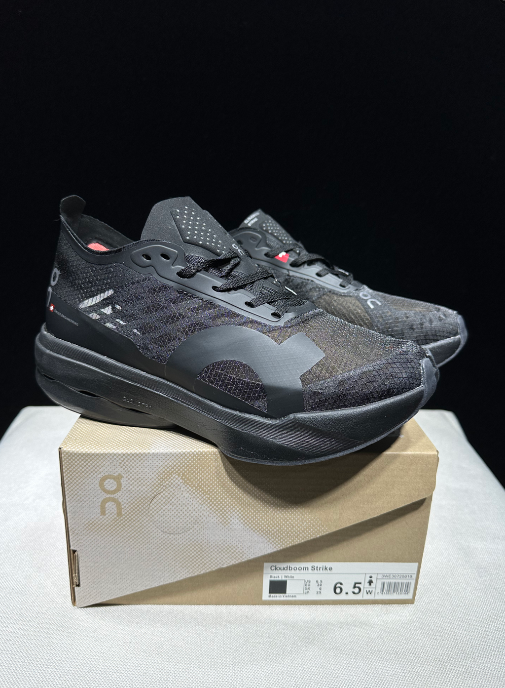 ON - Cloudboom Strike 'Black | Black'