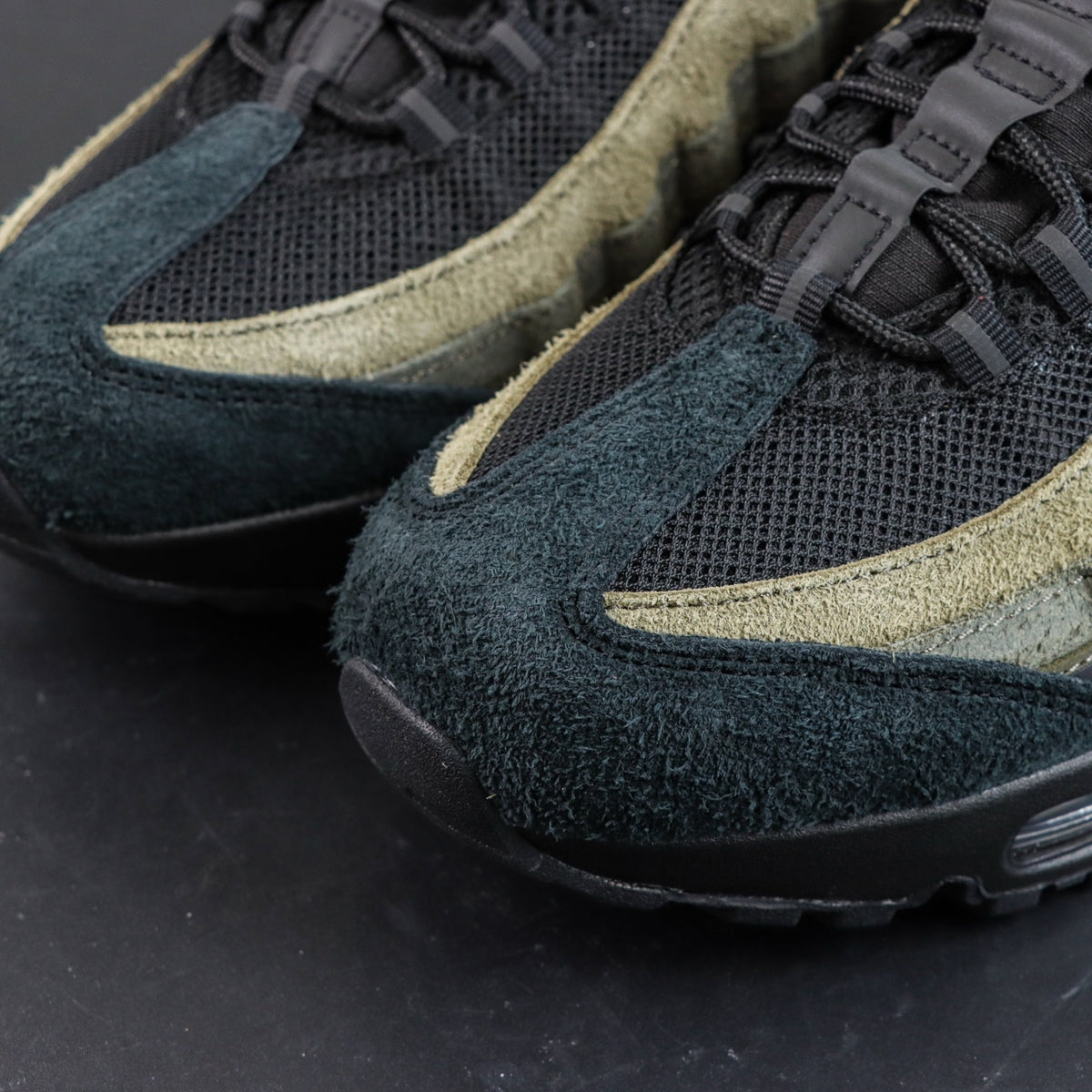 Nike Air Max 95 x Undefeated 'Medium Olive' (Geo La Brea)