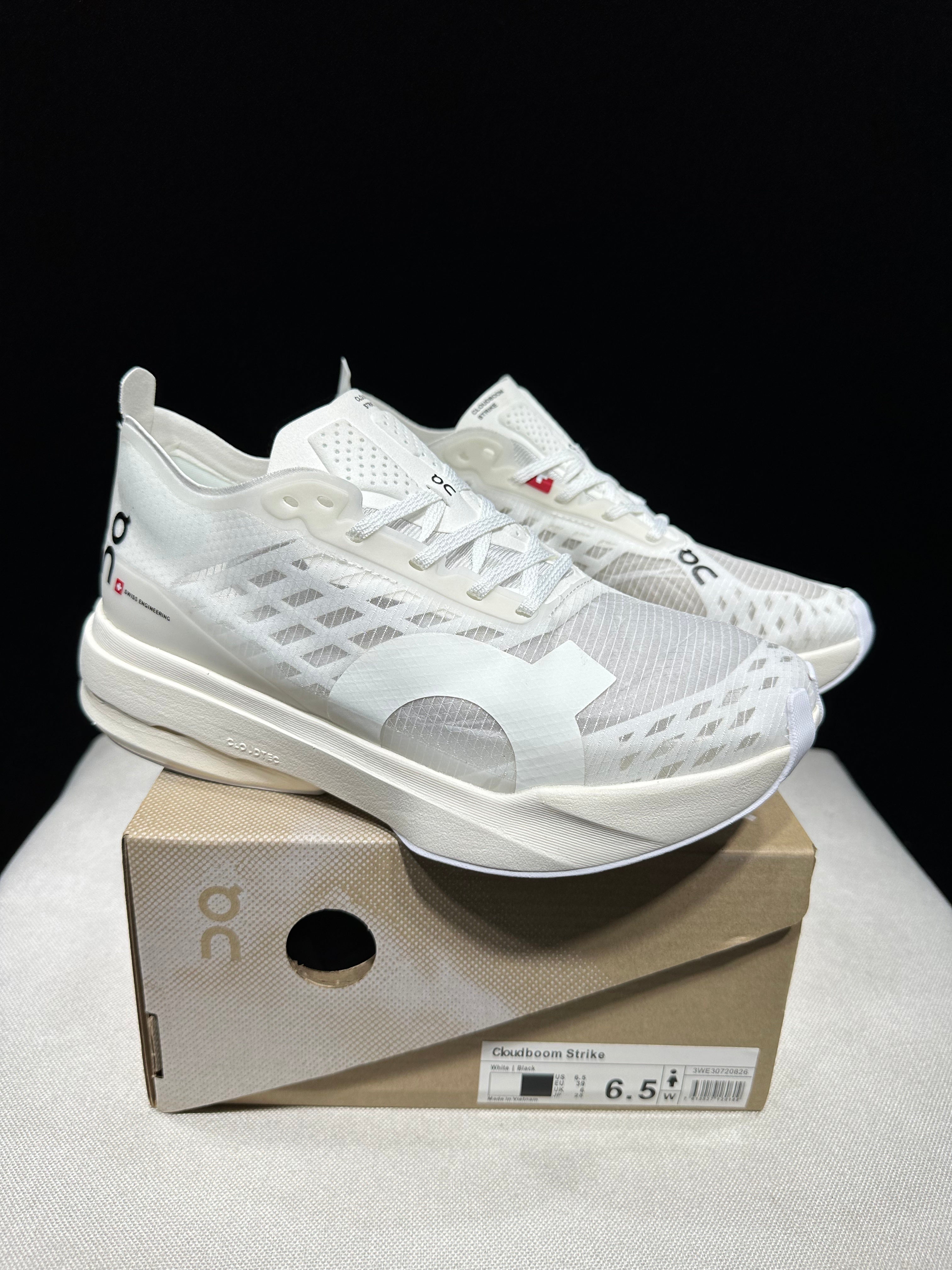ON - Cloudboom Strike 'White | White'