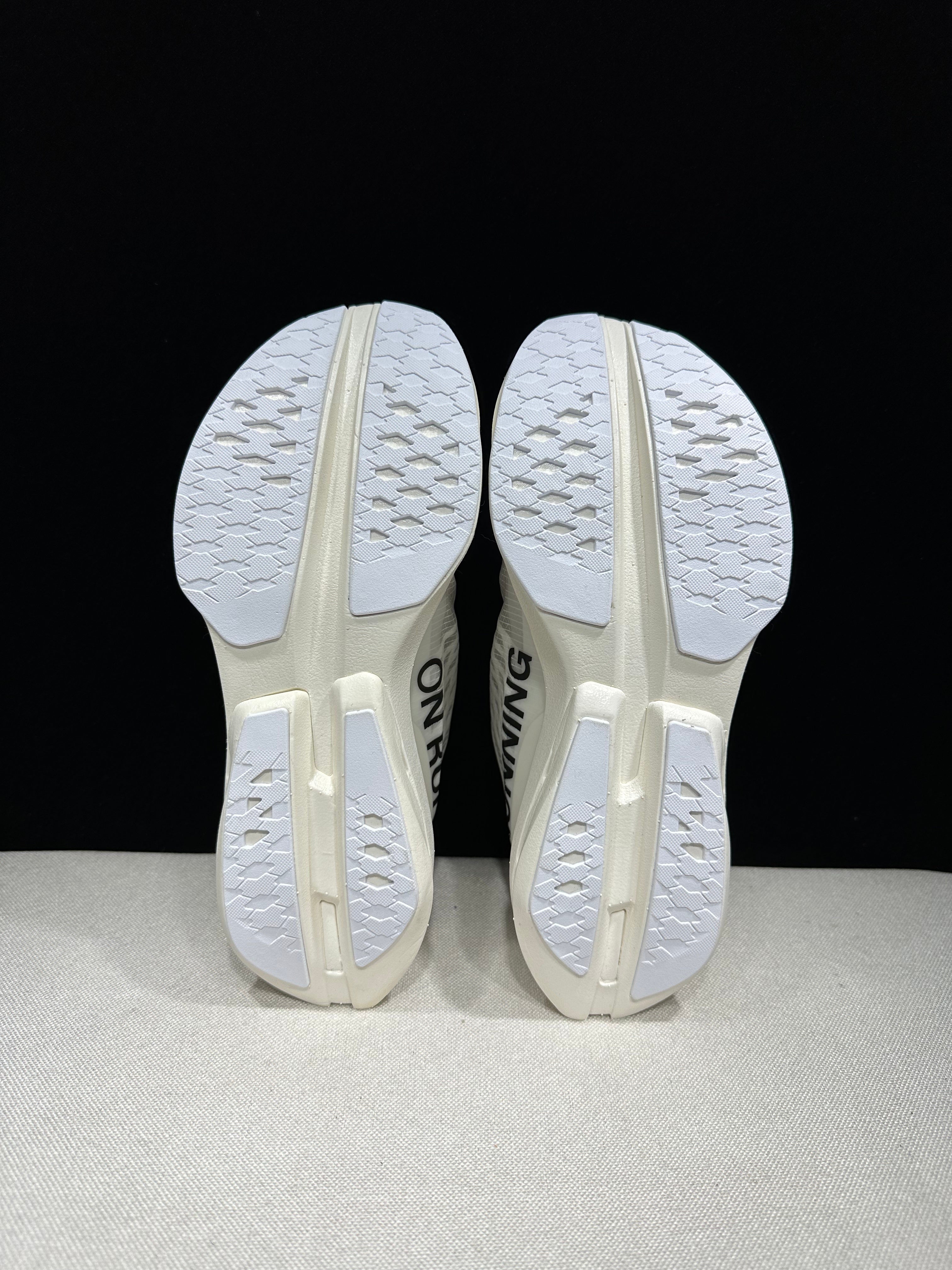 ON - Cloudboom Strike 'White | White'