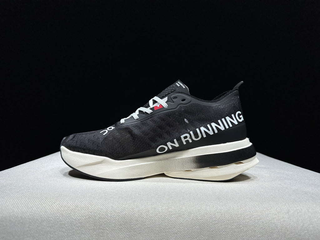 ON - Cloudboom Strike 'Black | White'