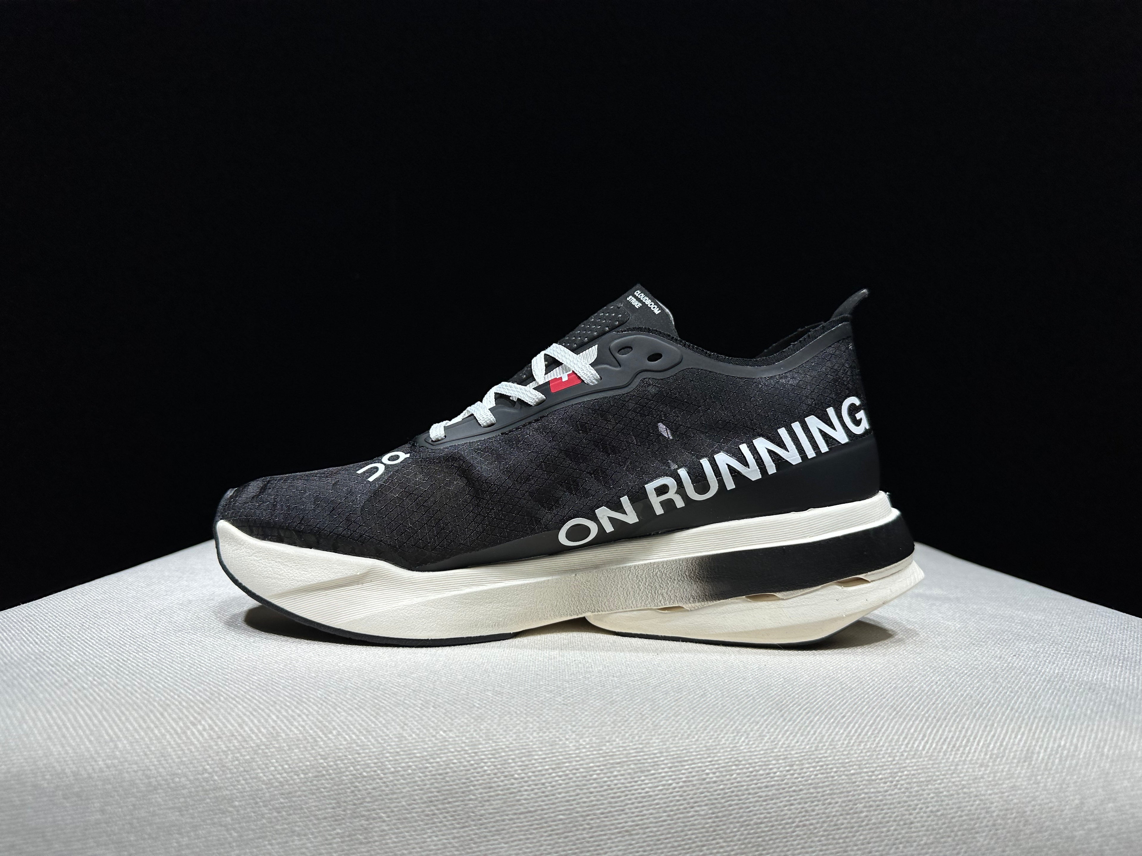 ON - Cloudboom Strike 'Black | White'
