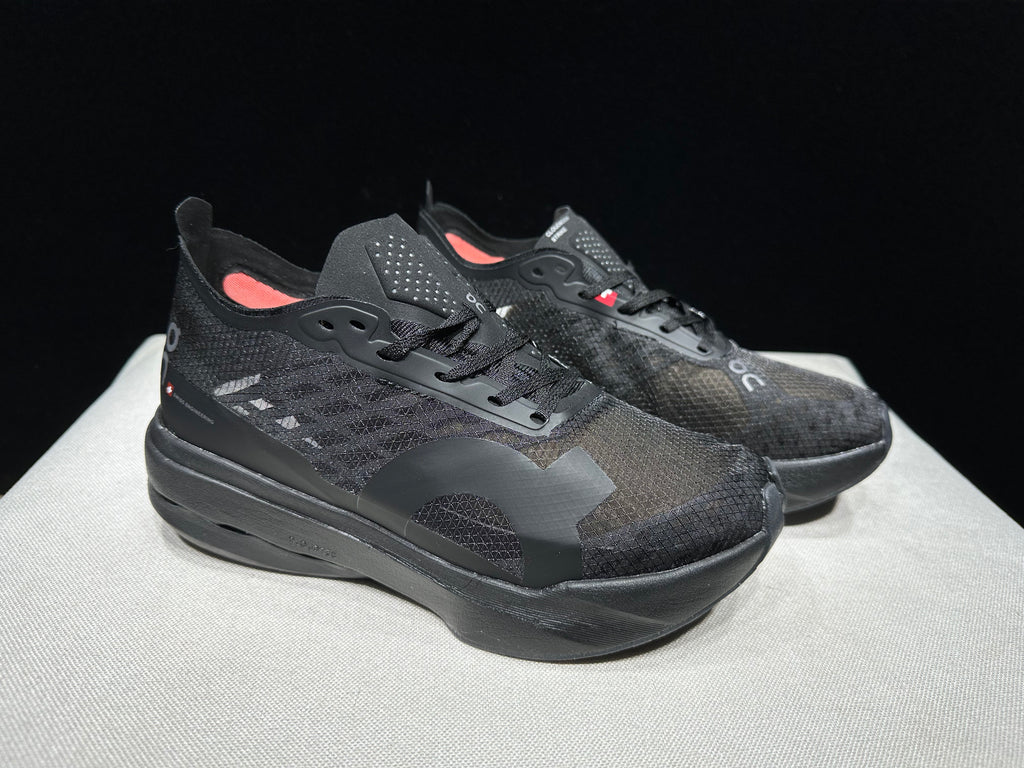 ON - Cloudboom Strike 'Black | Black'