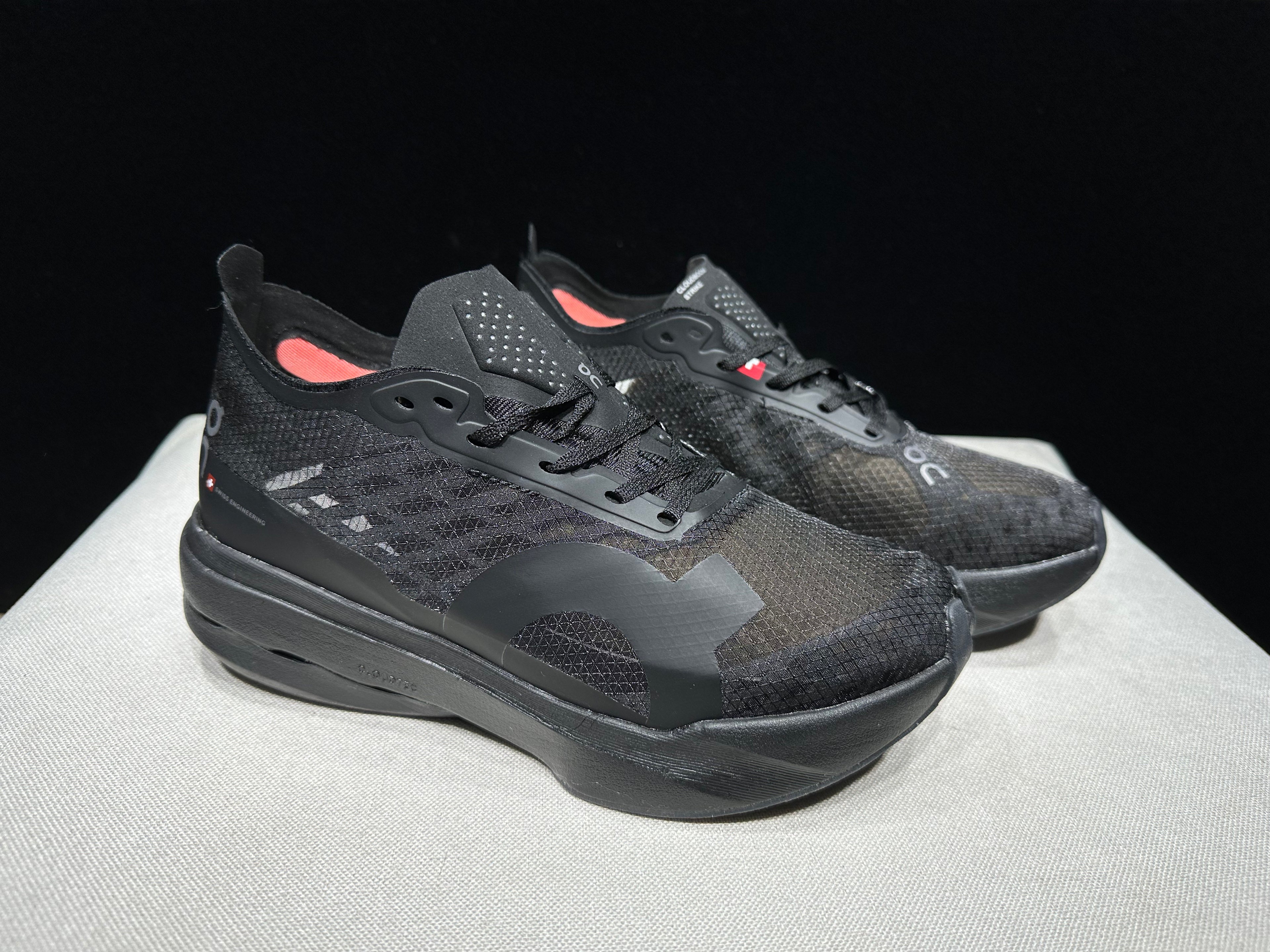 ON - Cloudboom Strike 'Black | Black'
