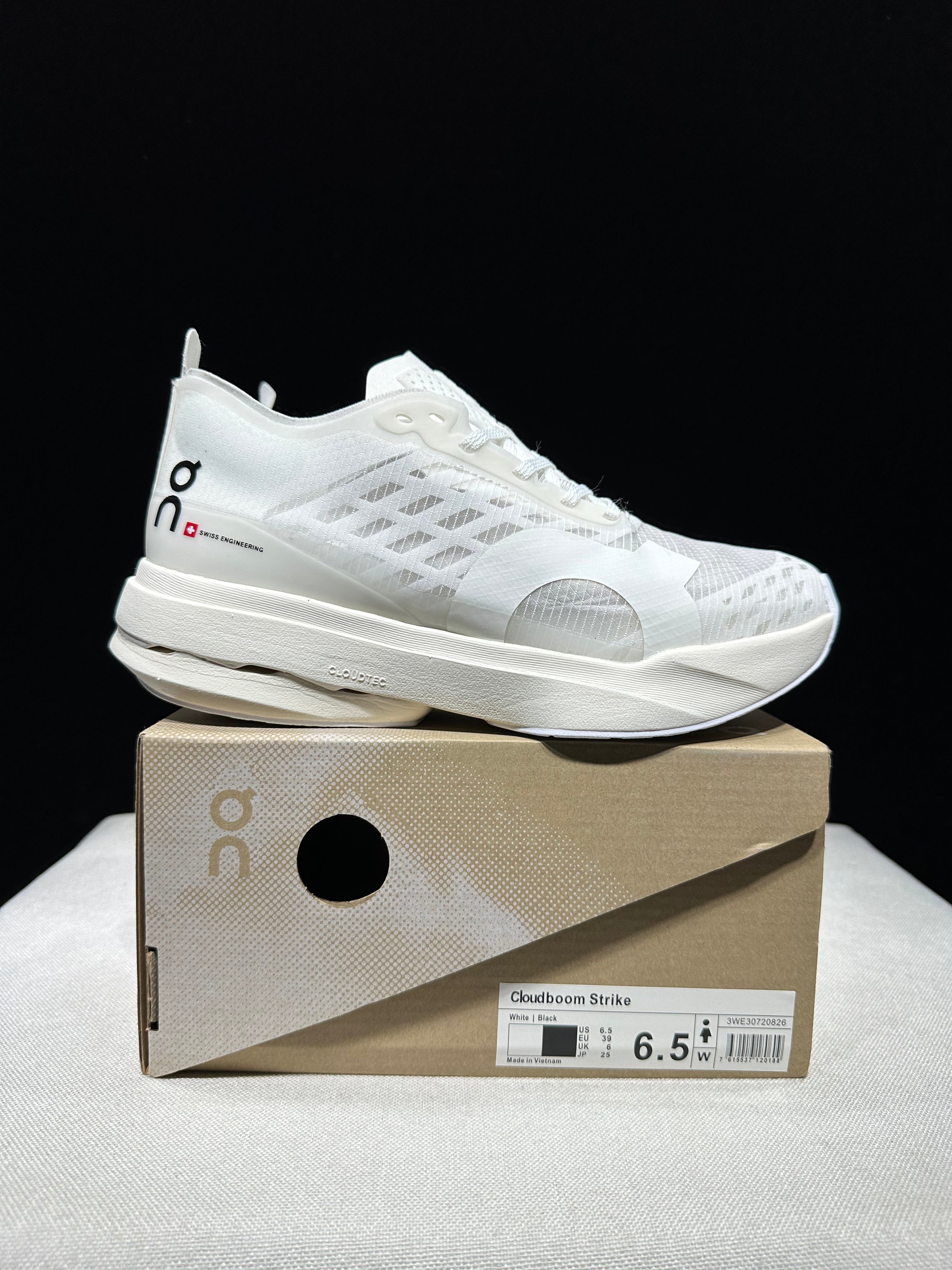 ON - Cloudboom Strike 'White | White'