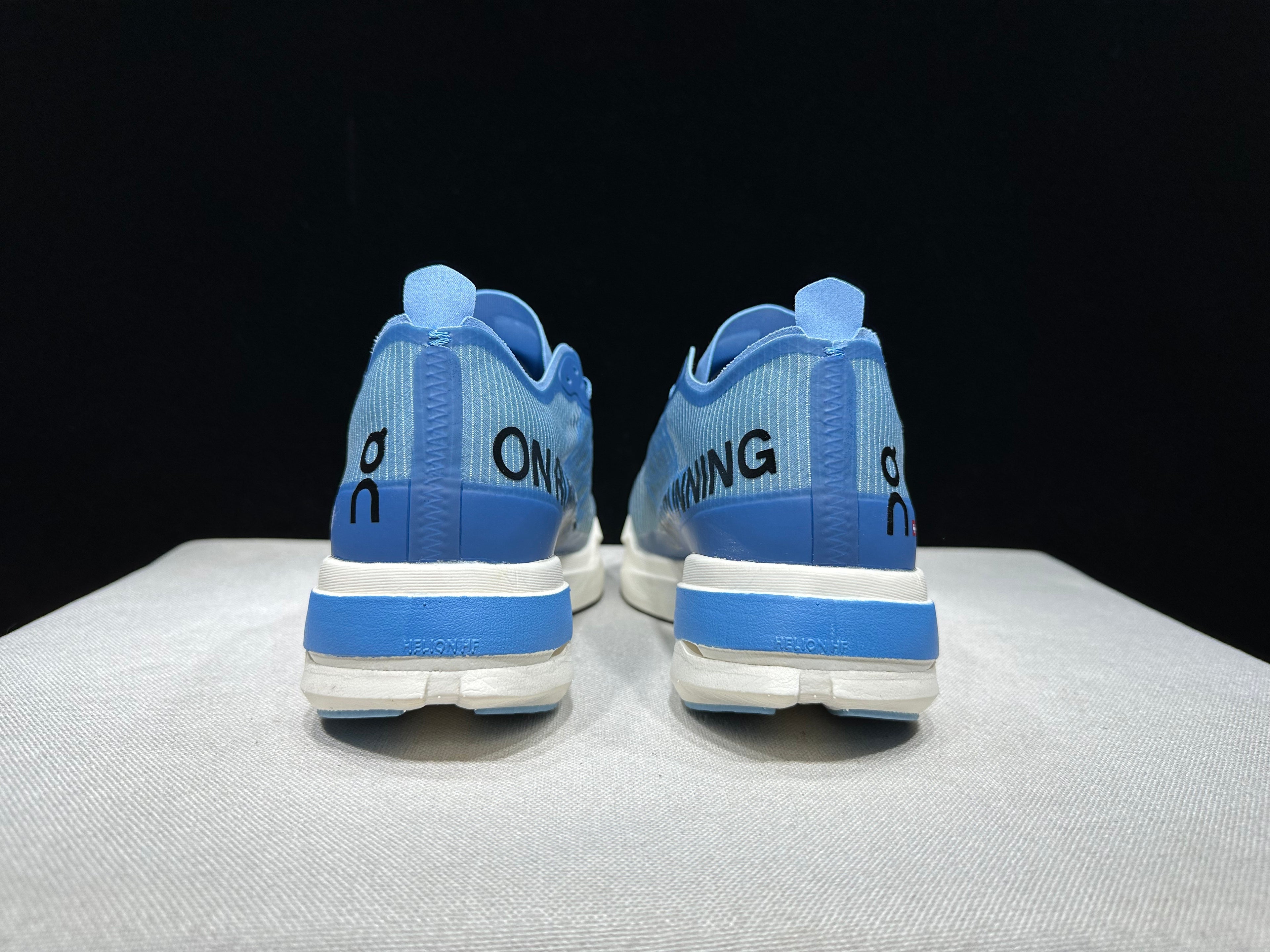 ON - Cloudboom Strike 'White | Blue'