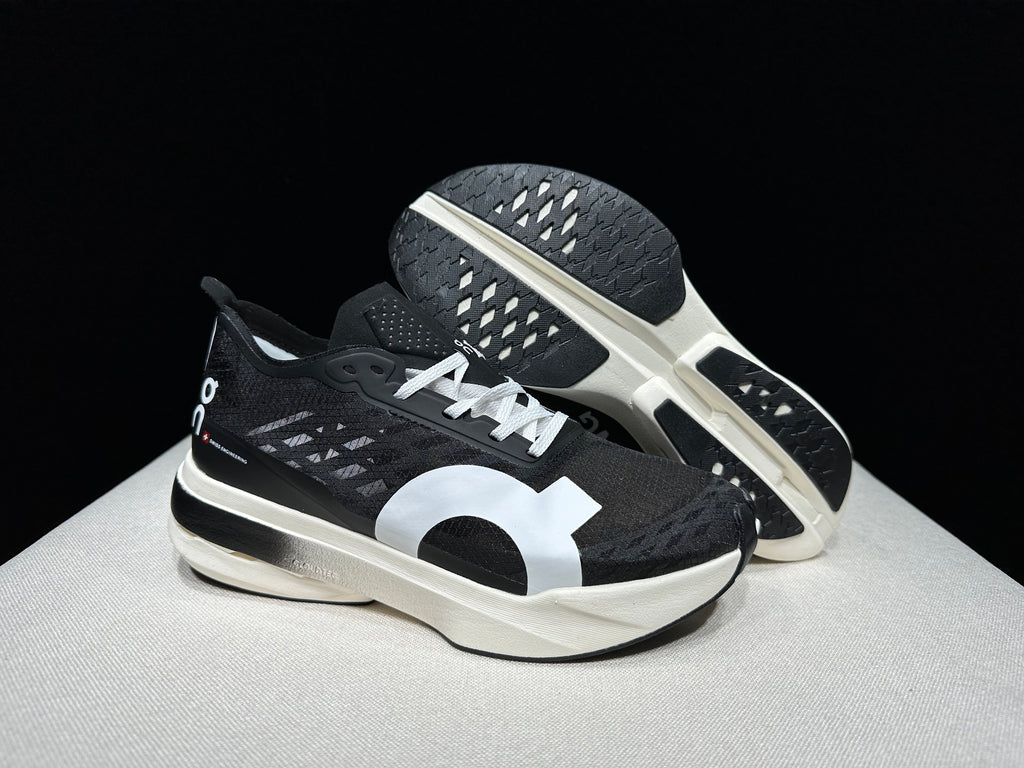 ON - Cloudboom Strike 'Black | White'