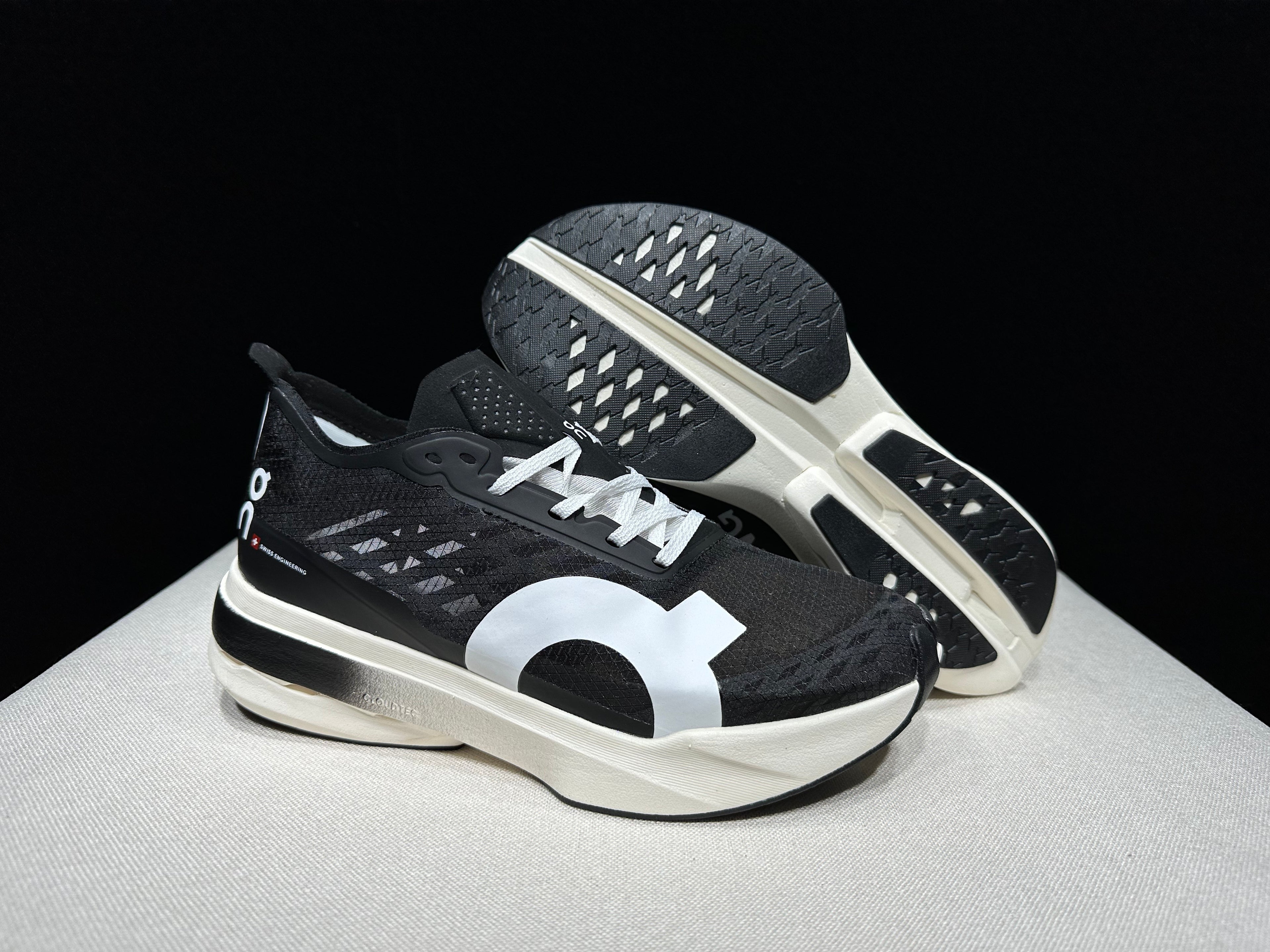 ON - Cloudboom Strike 'Black | White'