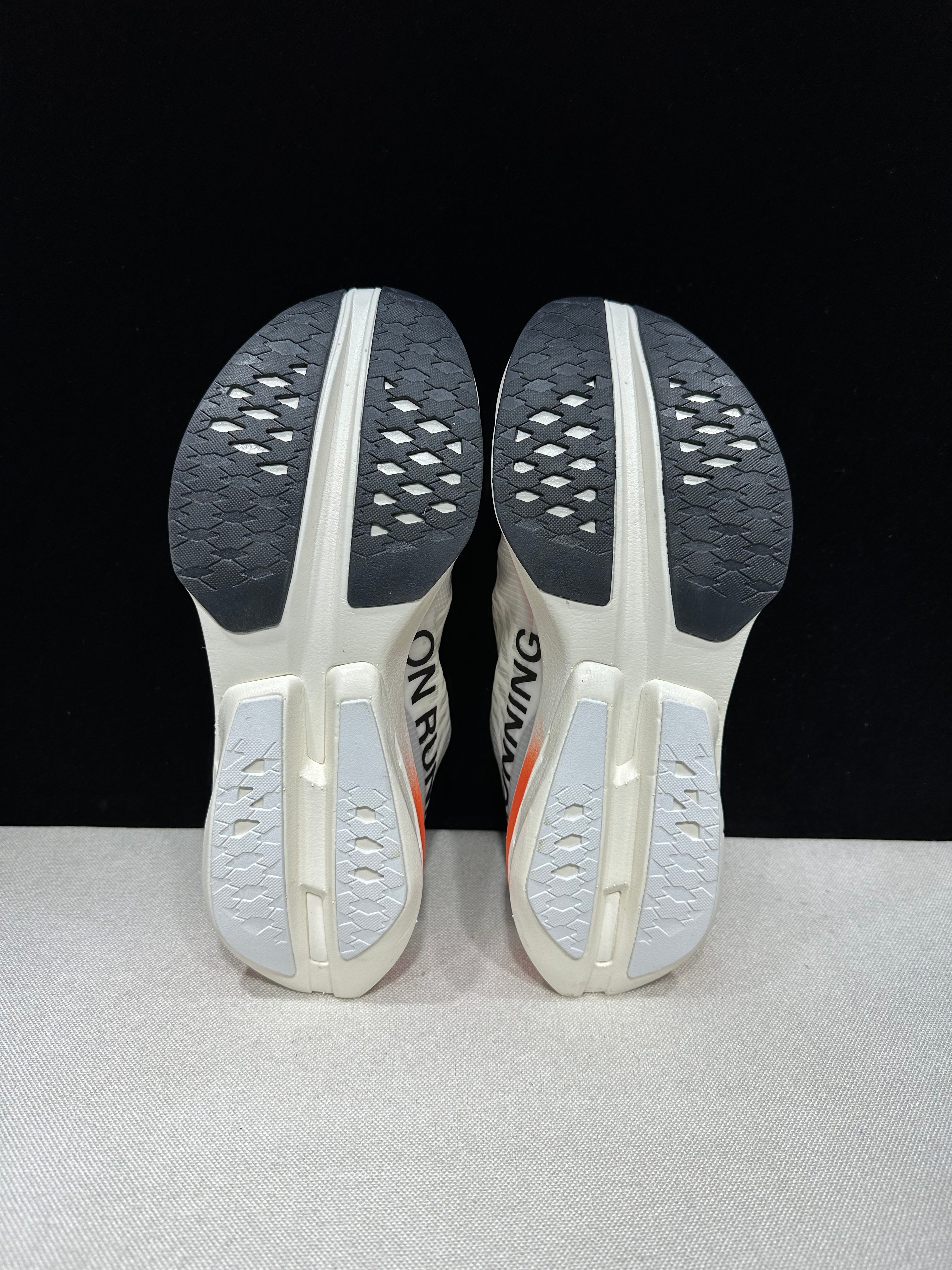 ON - Cloudboom Strike 'White | Black'