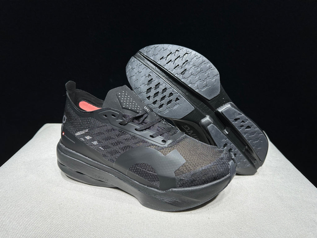 ON - Cloudboom Strike 'Black | Black'