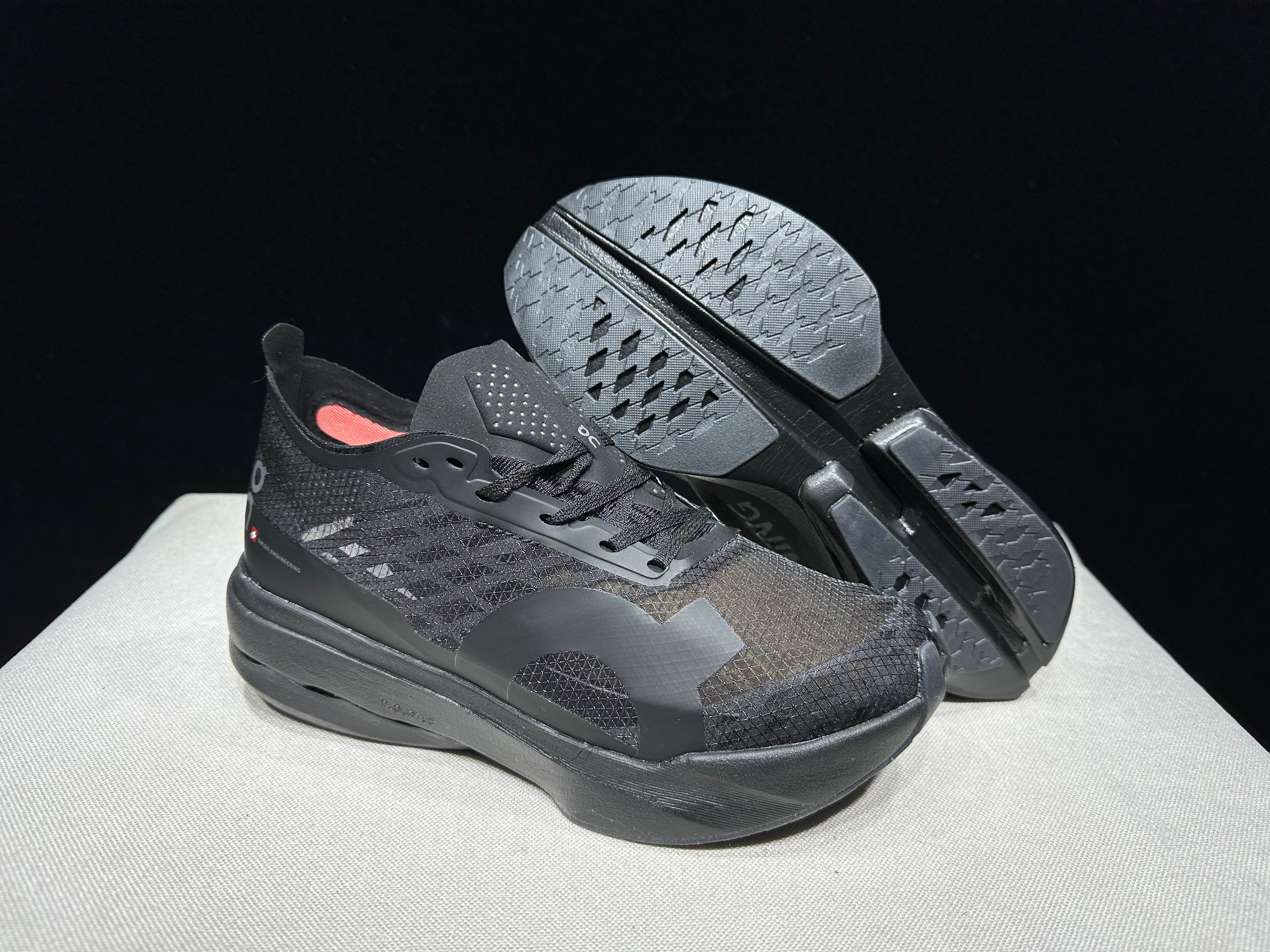 ON - Cloudboom Strike 'Black | Black'
