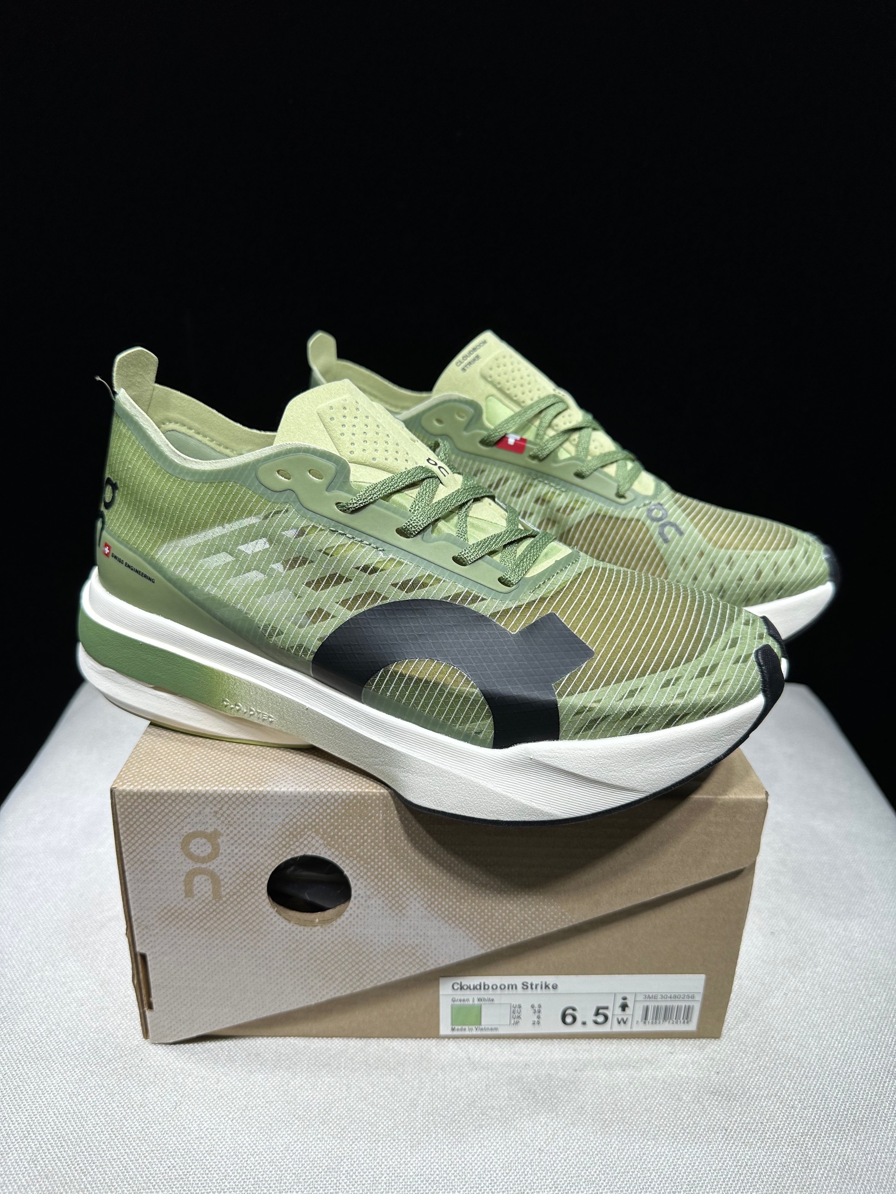 ON - Cloudboom Strike 'White | Green'