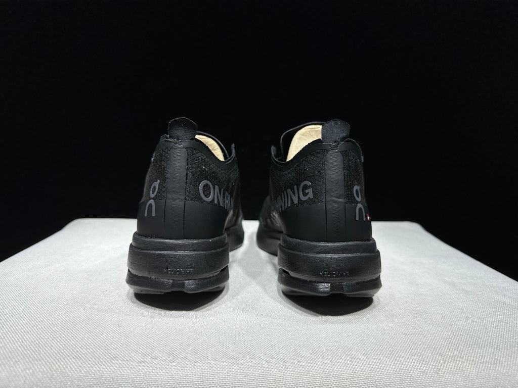 ON - Cloudboom Strike 'Black | Black'