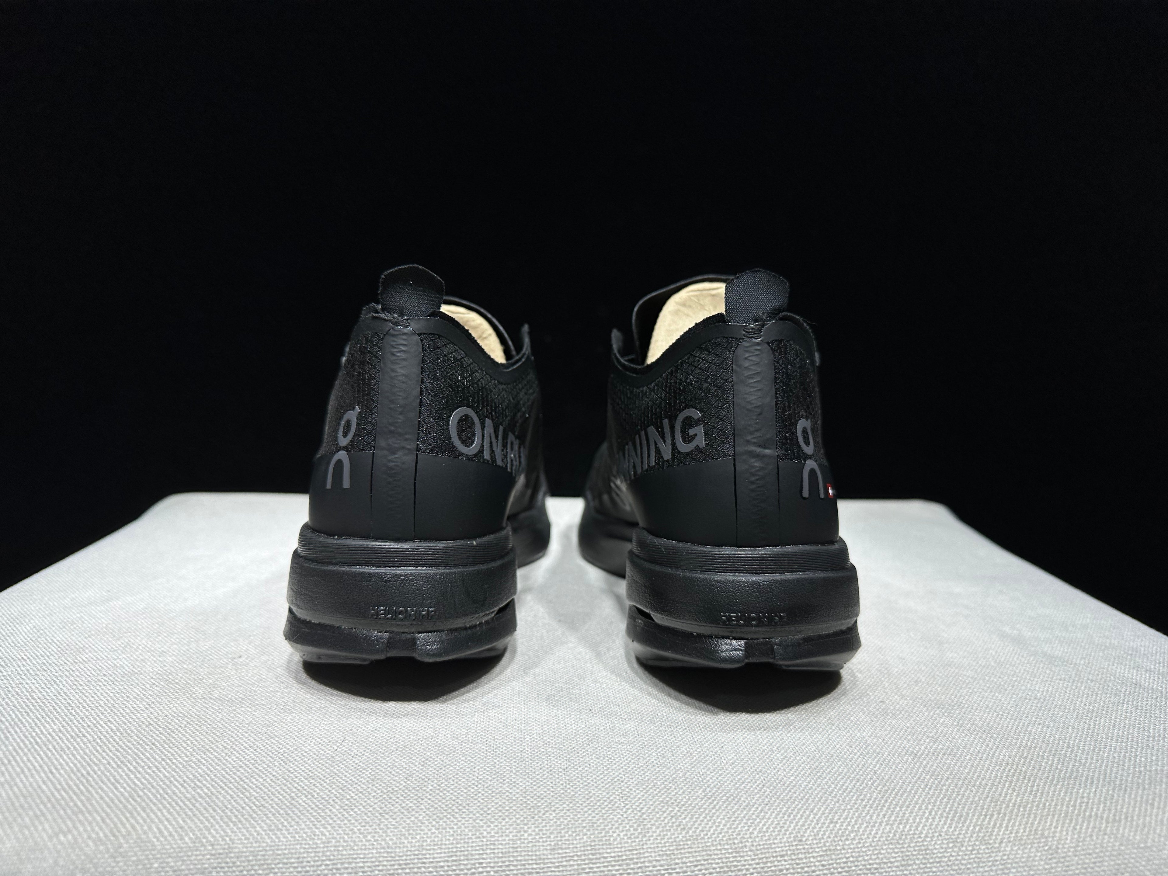 ON - Cloudboom Strike 'Black | Black'