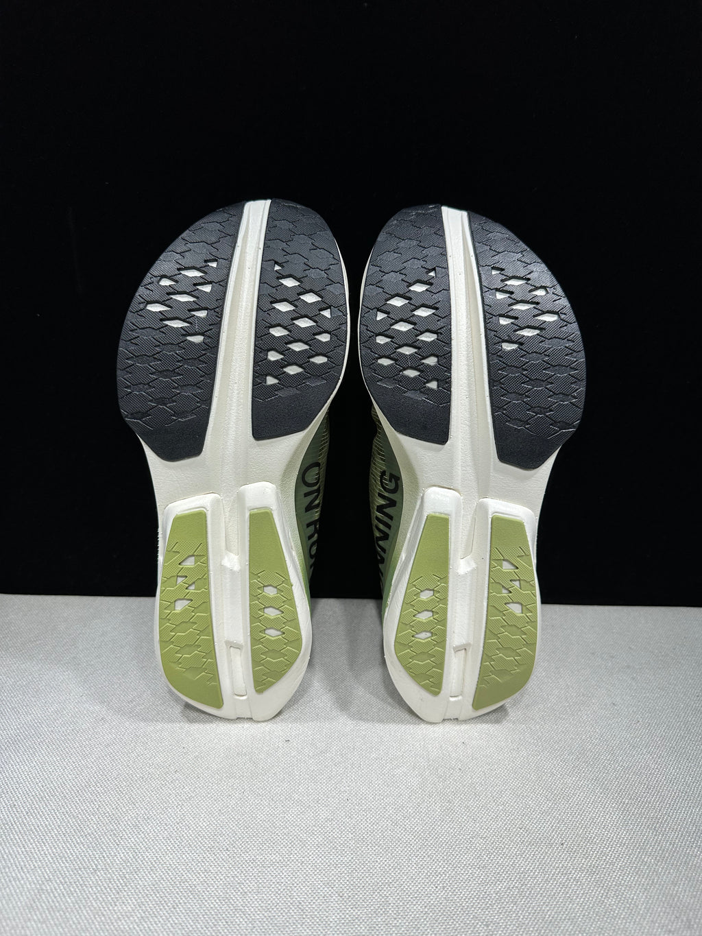 ON - Cloudboom Strike 'White | Green'