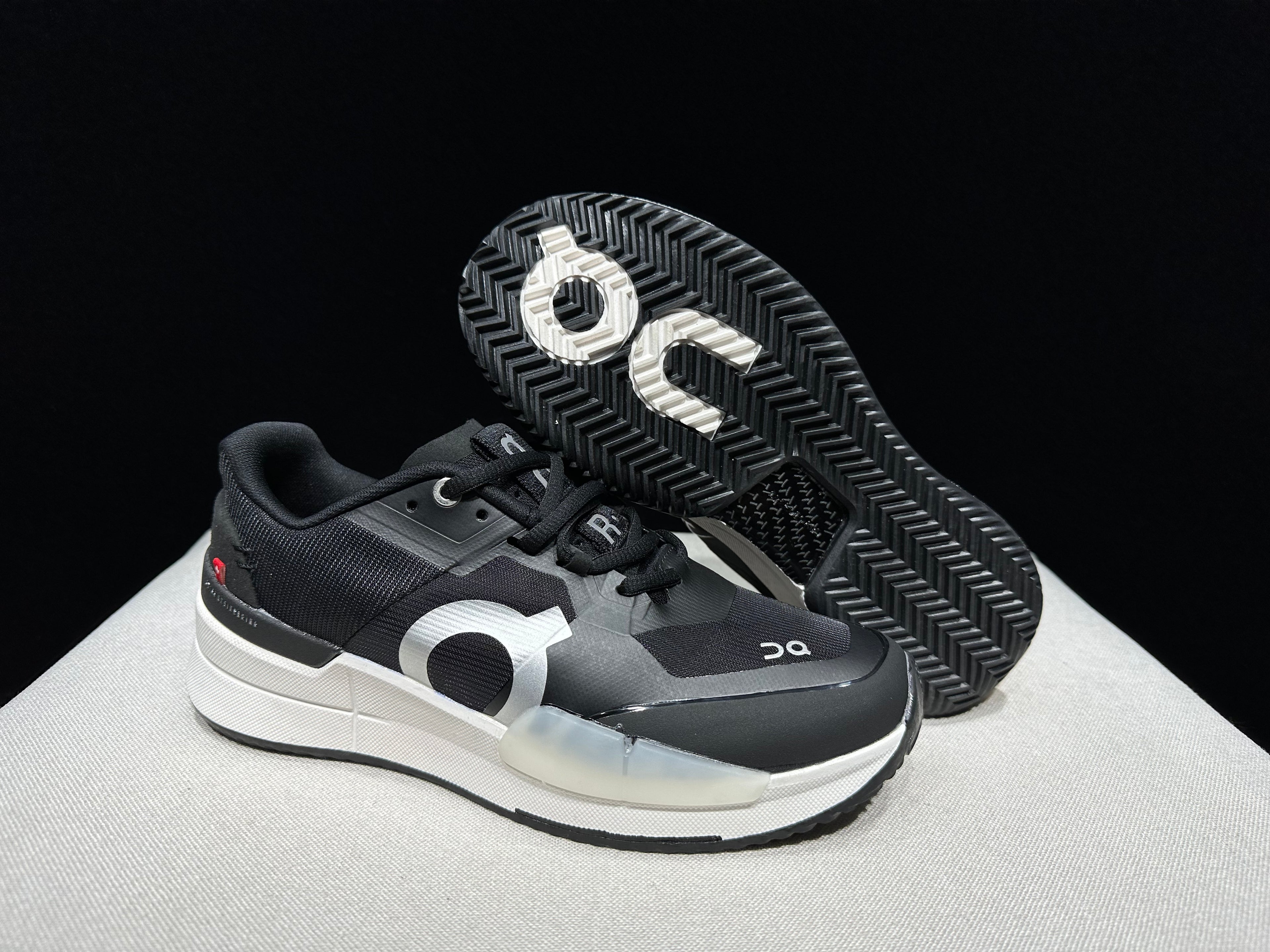 THE ROGER Pro 2 'Black | White'