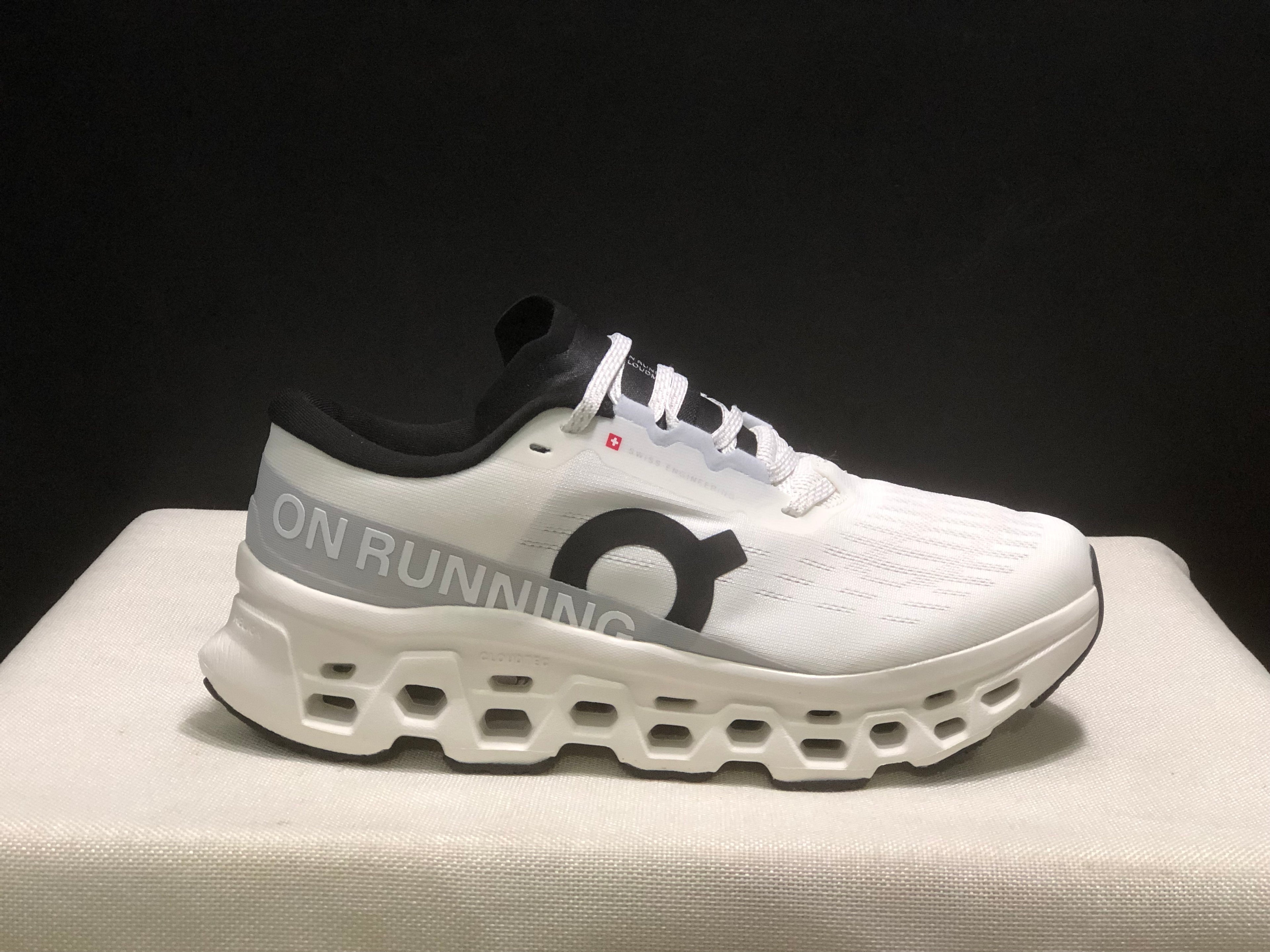 ON - Cloundmonster 3 'White | White'