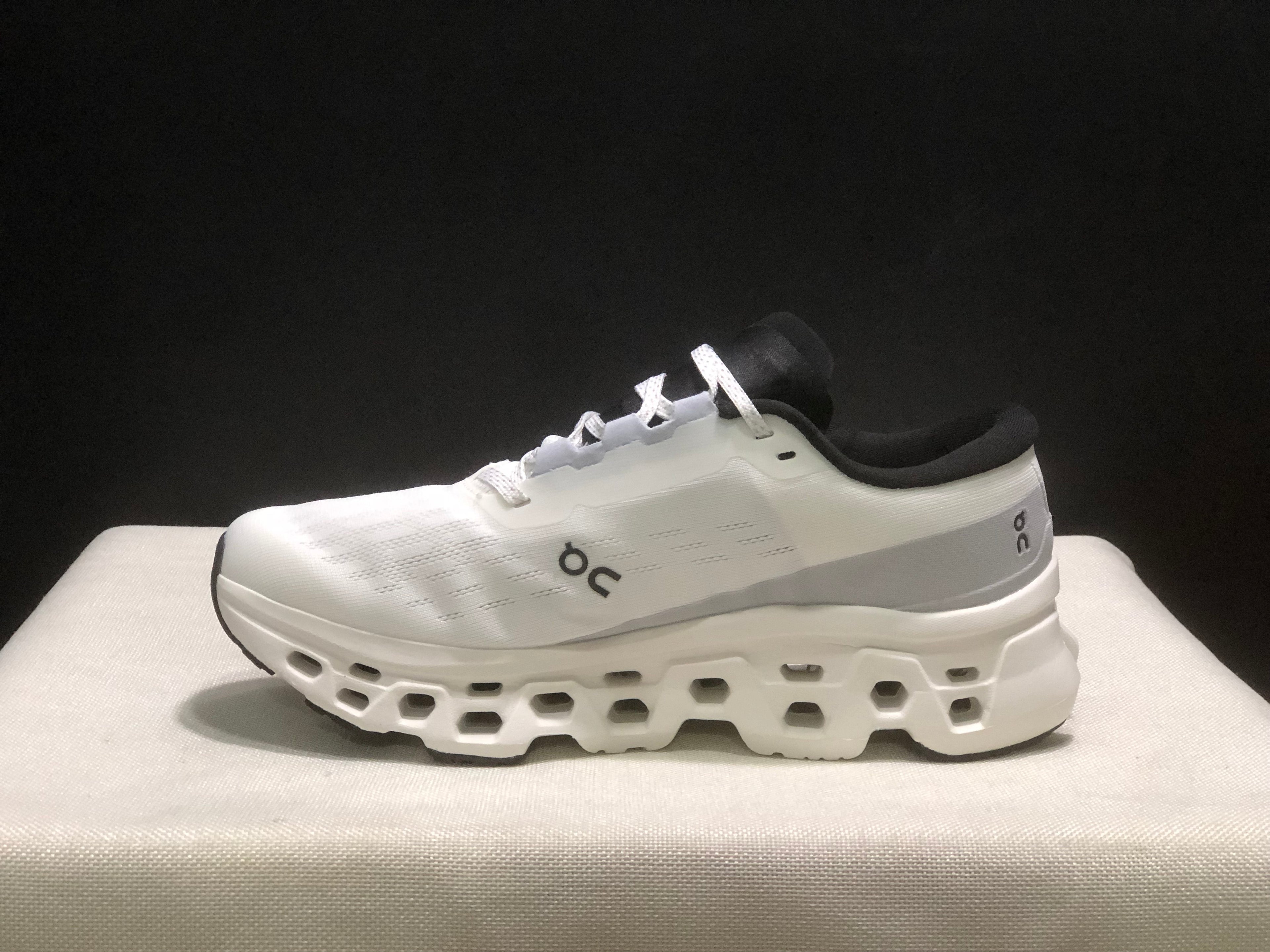 ON - Cloundmonster 3 'White | White'