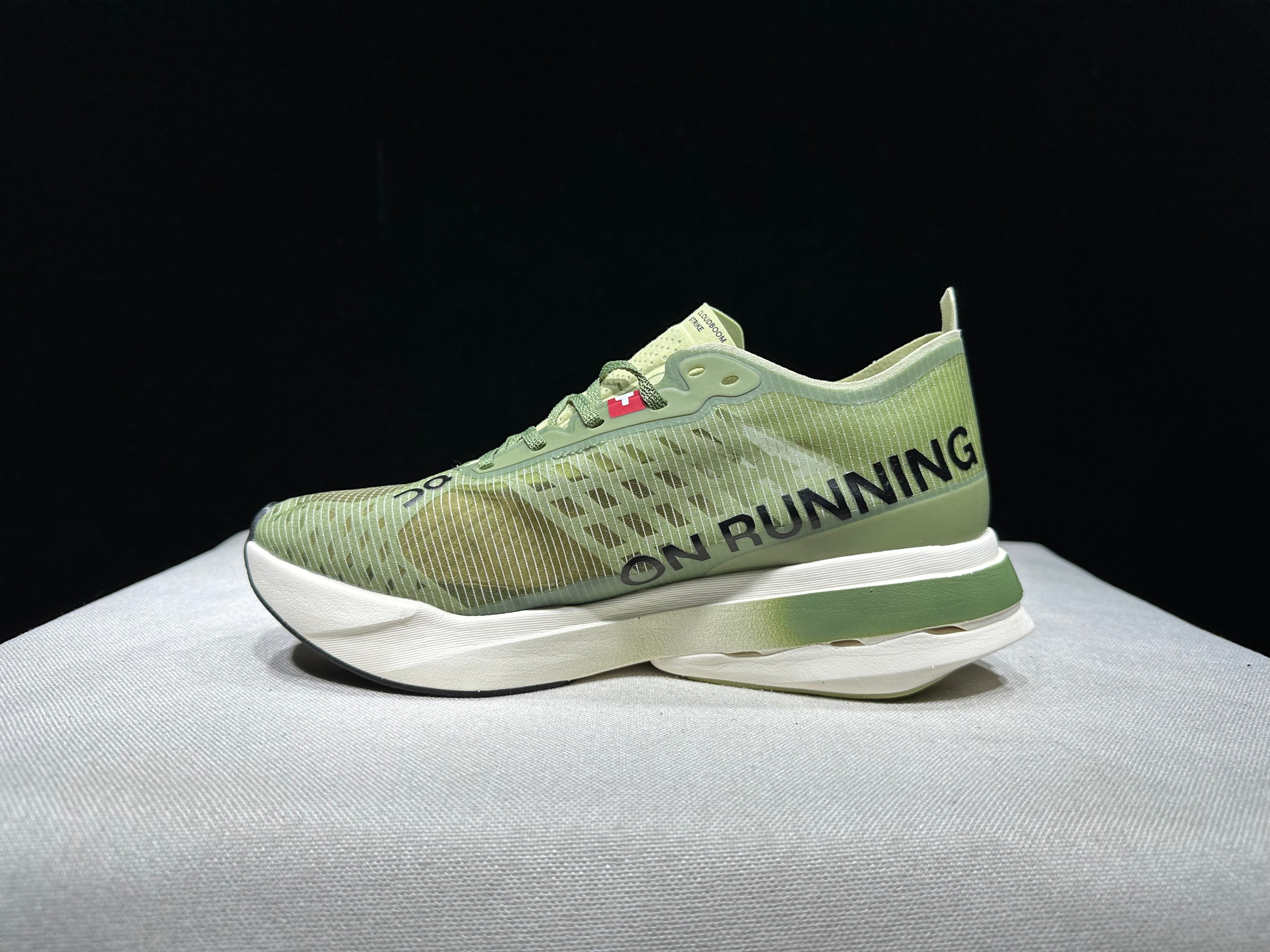 ON - Cloudboom Strike 'White | Green'