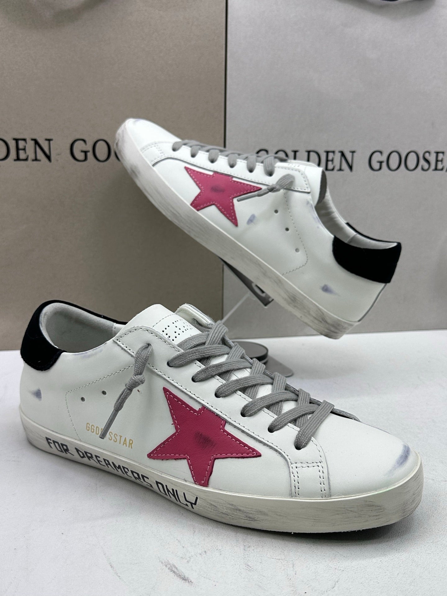Golden Goose Super-Star 'Red Star/Black Tab with Text In The Midsole'