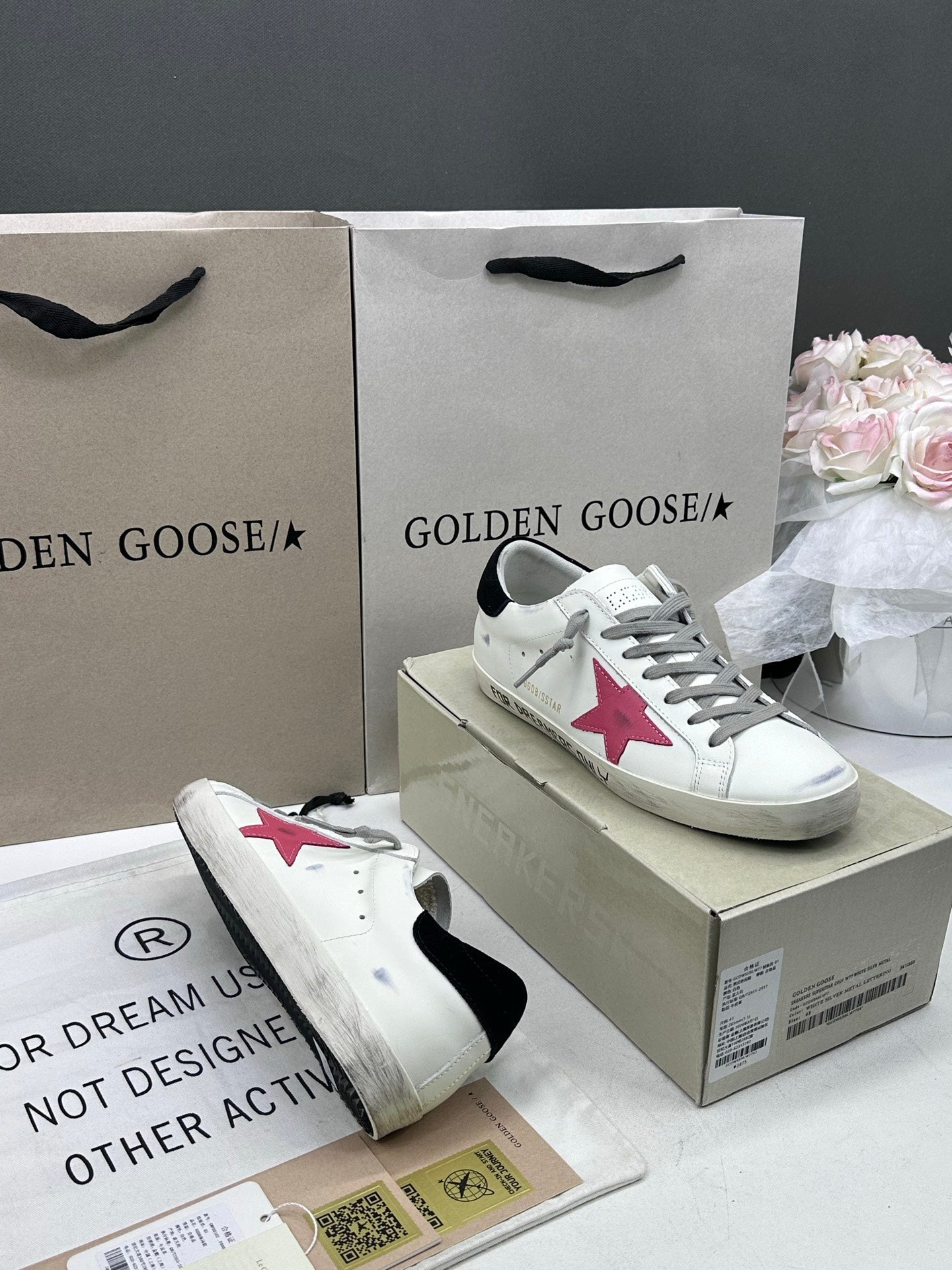 Golden Goose Super-Star 'Red Star/Black Tab with Text In The Midsole'
