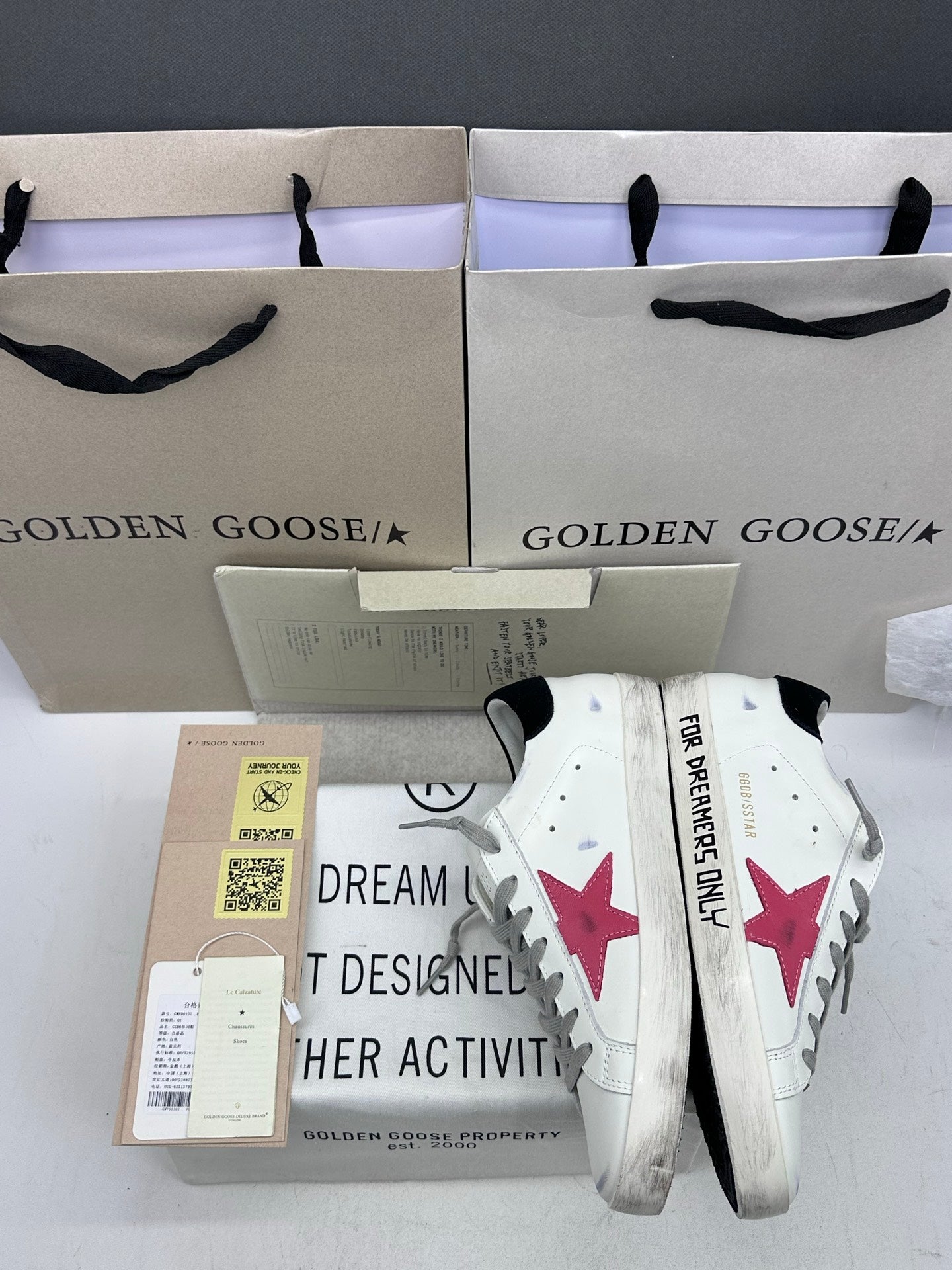 Golden Goose Super-Star 'Red Star/Black Tab with Text In The Midsole'