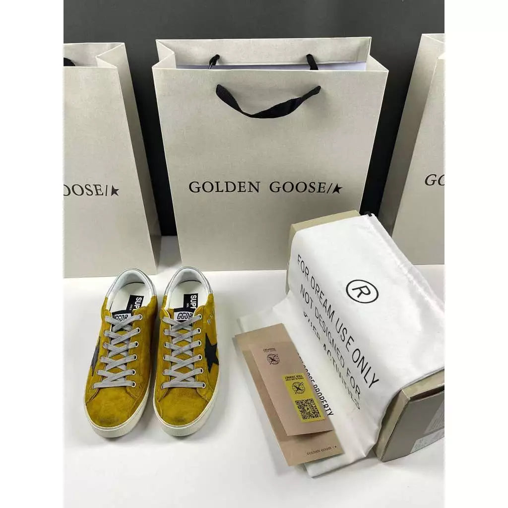 Golden Goose Super-Star 'Gamuza Mustard Uppers Leather Black Star Leather Silver Tab'