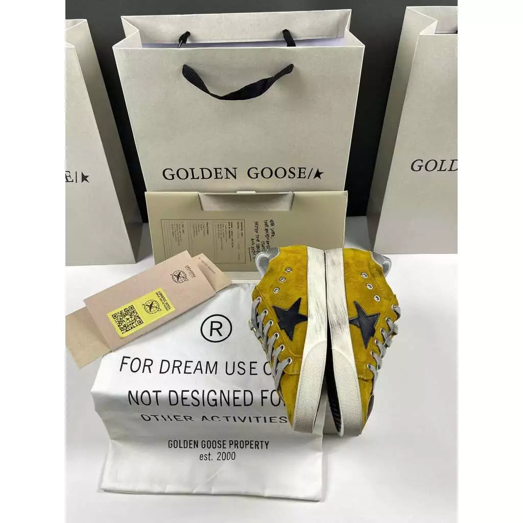 Golden Goose Super-Star 'Gamuza Mustard Uppers Leather Black Star Leather Silver Tab'